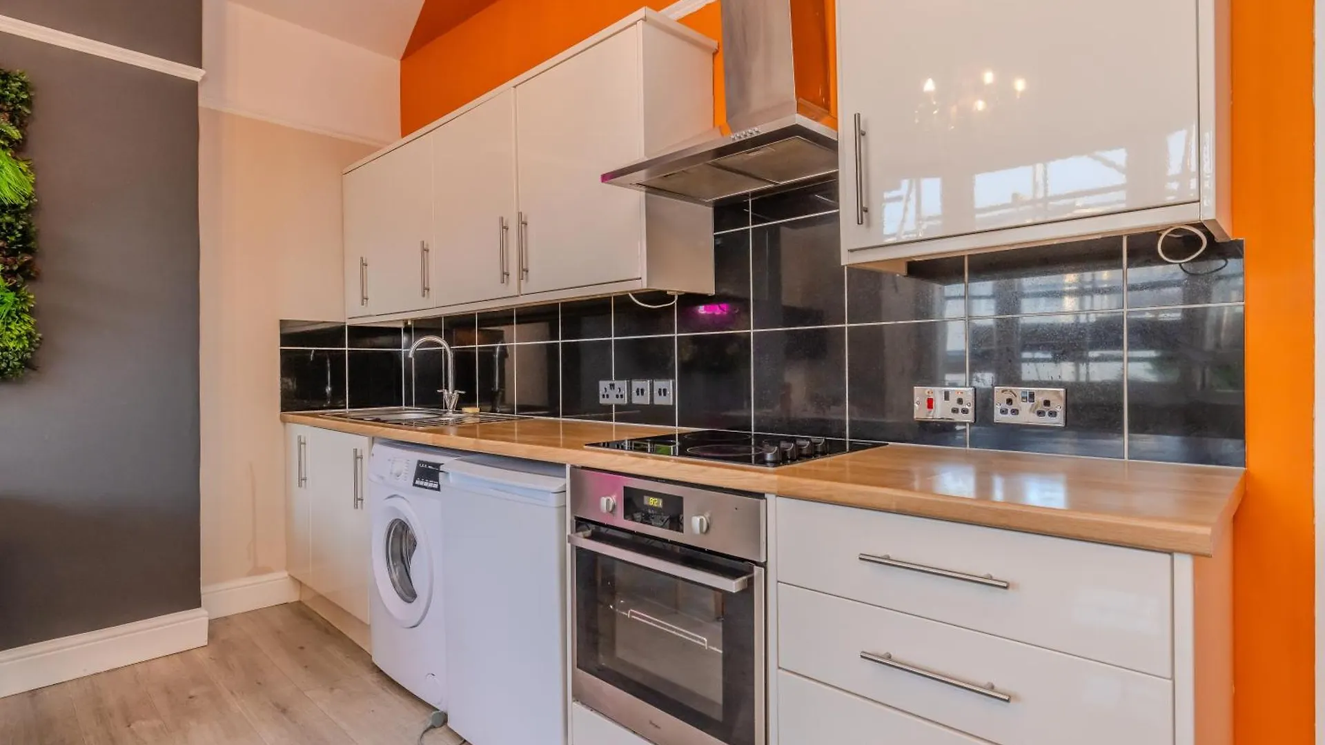 2 Bedroom Morden Flat Next To Brighton Beach & Shopping Center Apartment