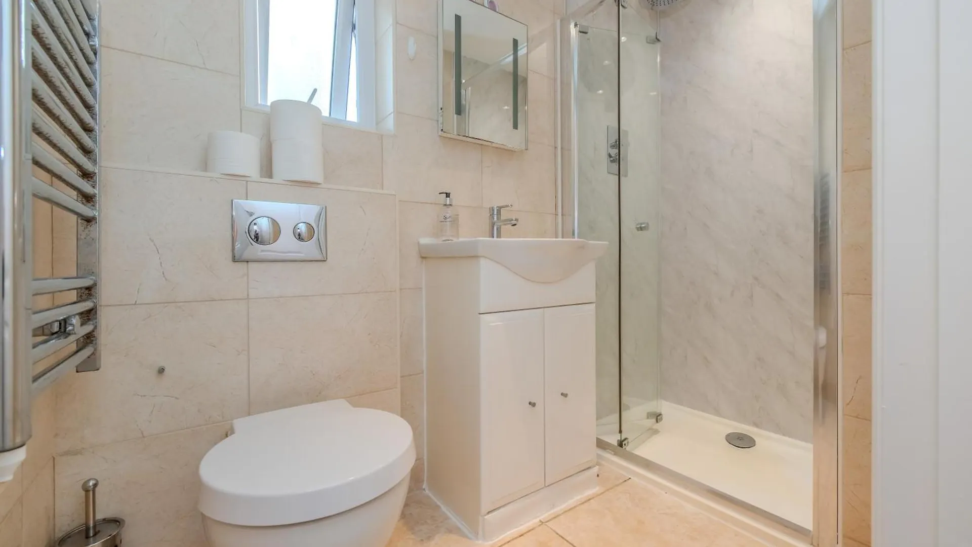 Apartment 2 Bedroom Morden Flat Next To Brighton Beach & Shopping Center