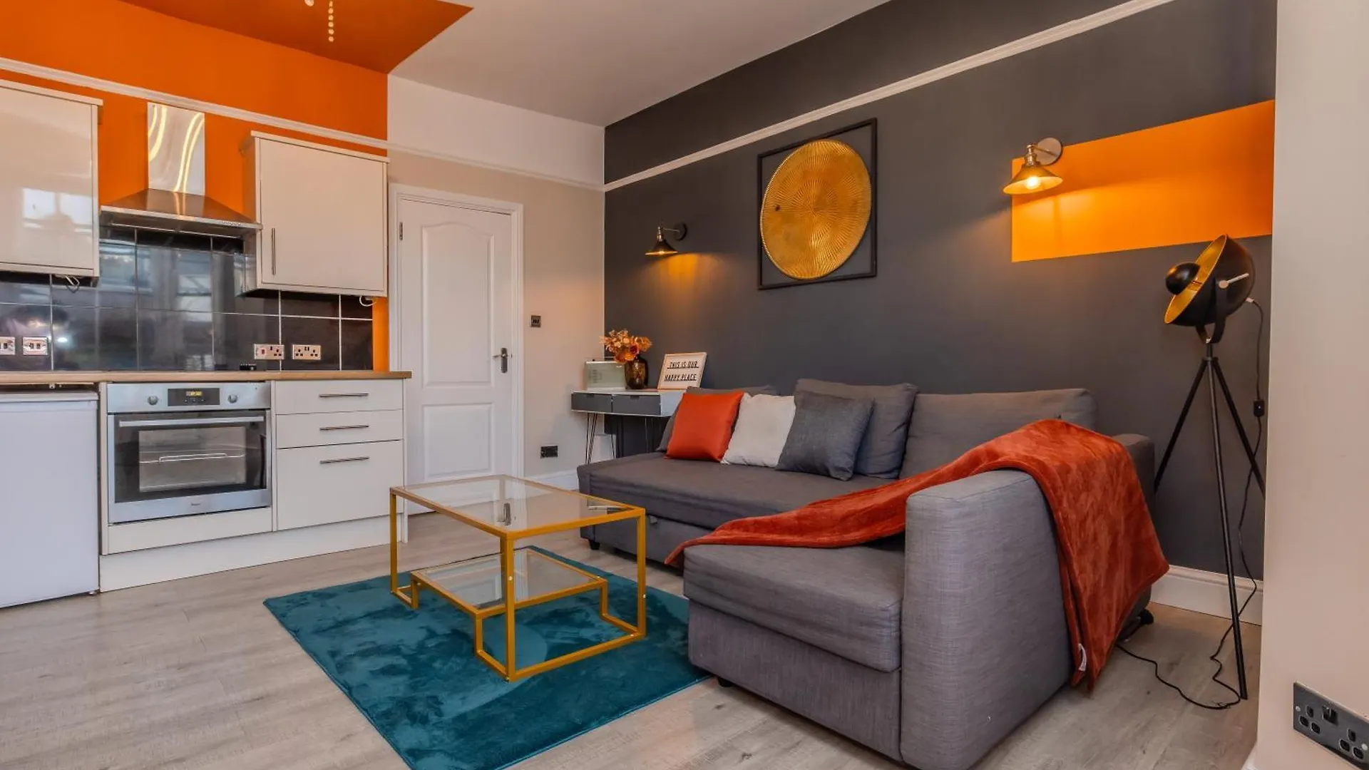 2 Bedroom Morden Flat Next To Brighton Beach & Shopping Center