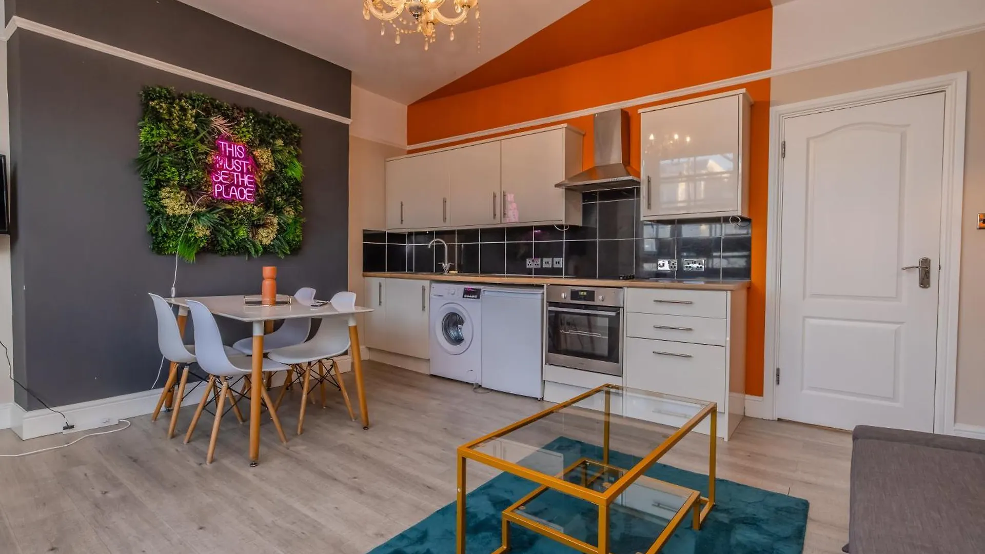 Apartment 2 Bedroom Morden Flat Next To Brighton Beach & Shopping Center