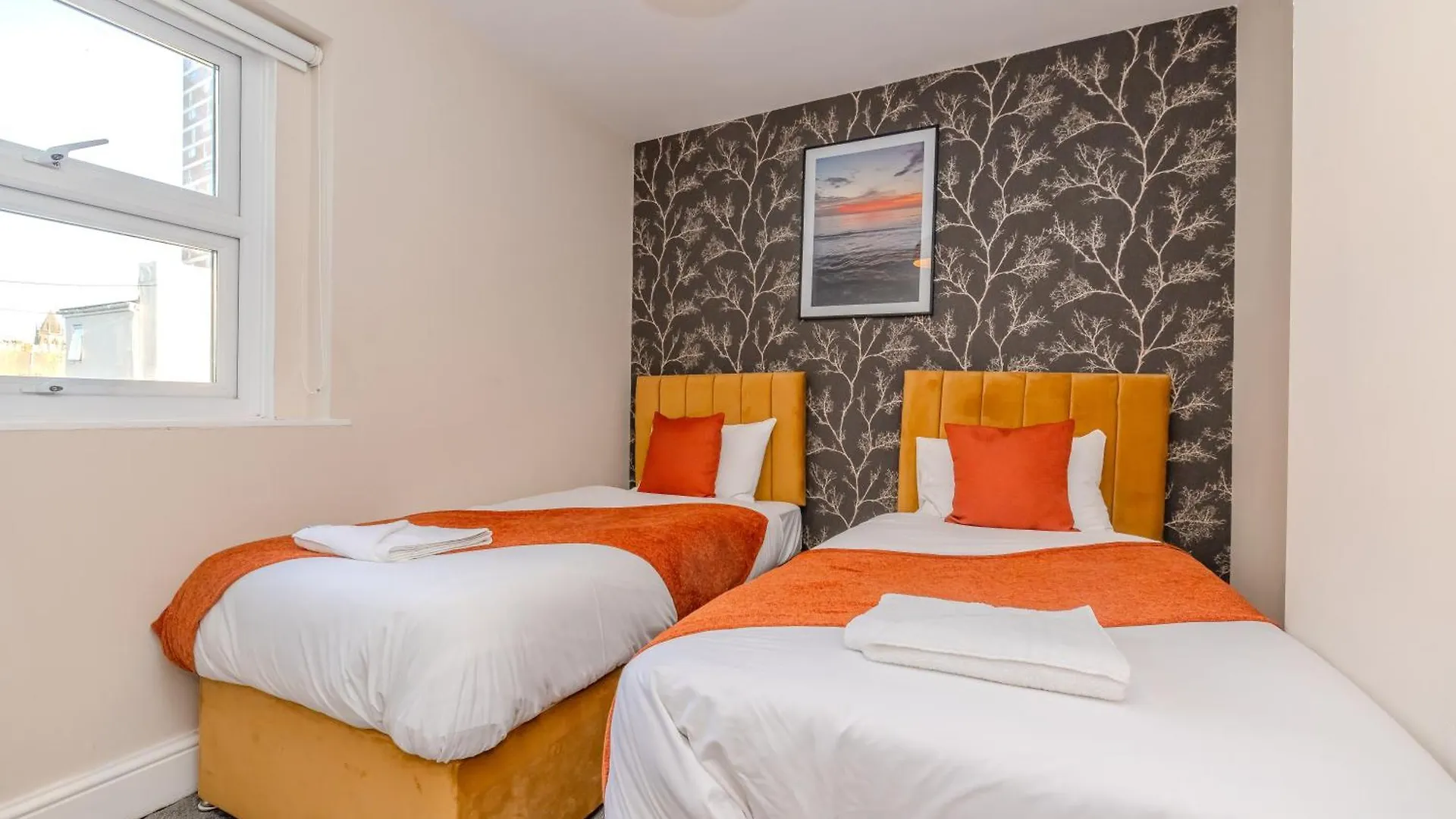 2 Bedroom Morden Flat Next To Brighton Beach & Shopping Center Apartment