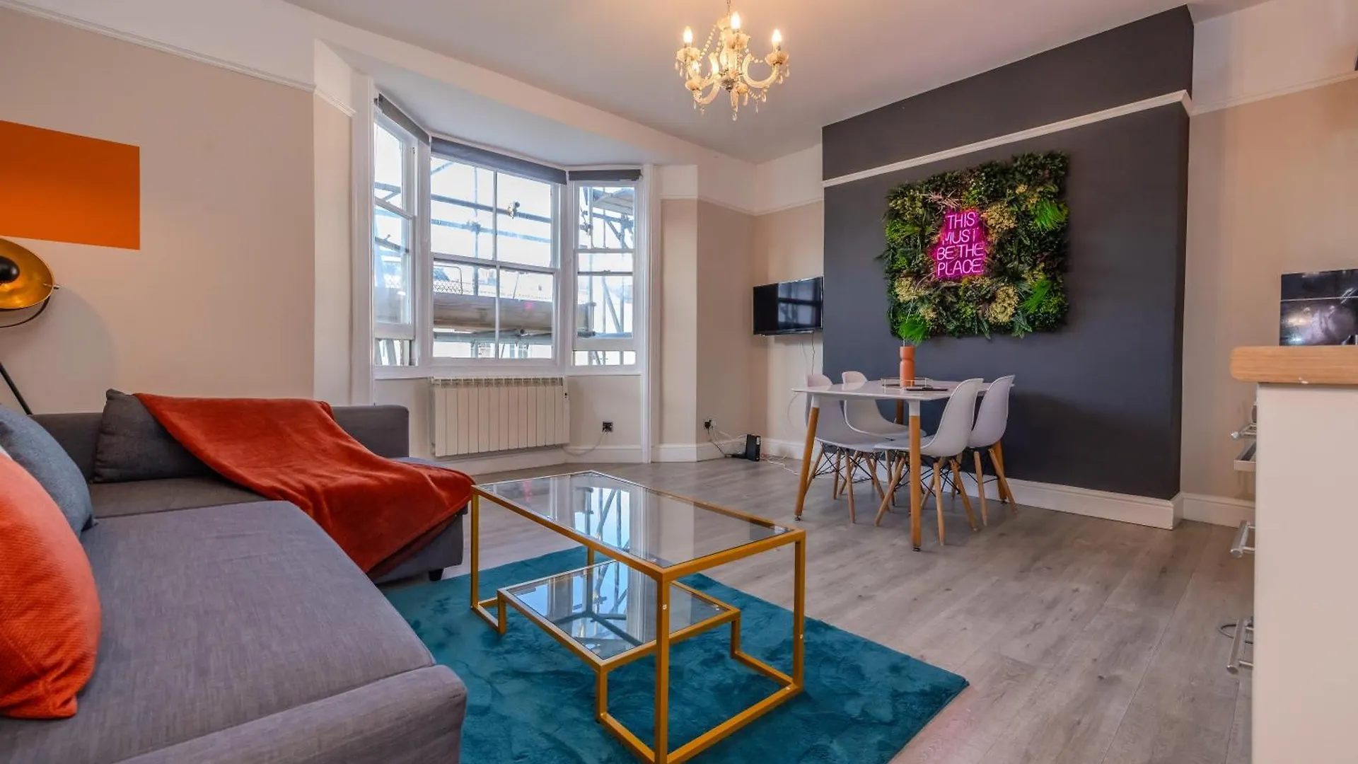 Apartment 2 Bedroom Morden Flat Next To Brighton Beach & Shopping Center