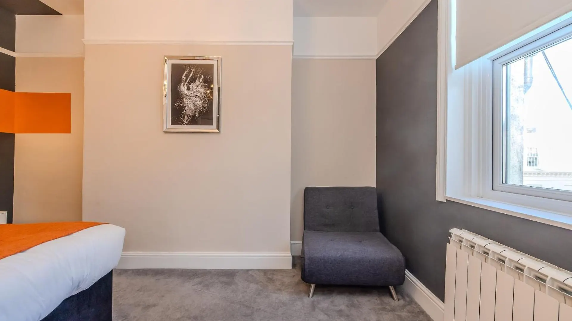2 Bedroom Morden Flat Next To Brighton Beach & Shopping Center
