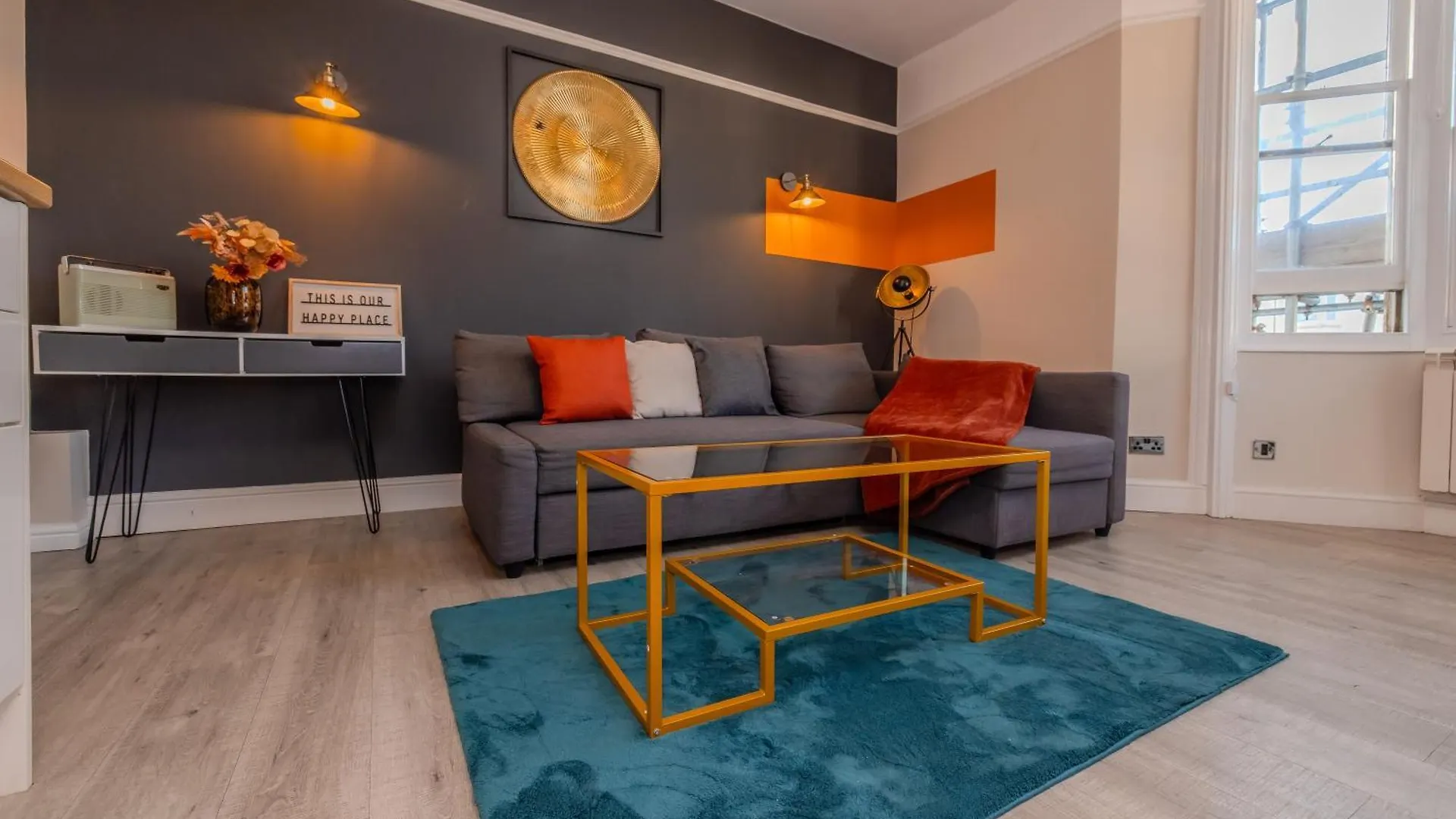 2 Bedroom Morden Flat Next To Brighton Beach & Shopping Center contacts