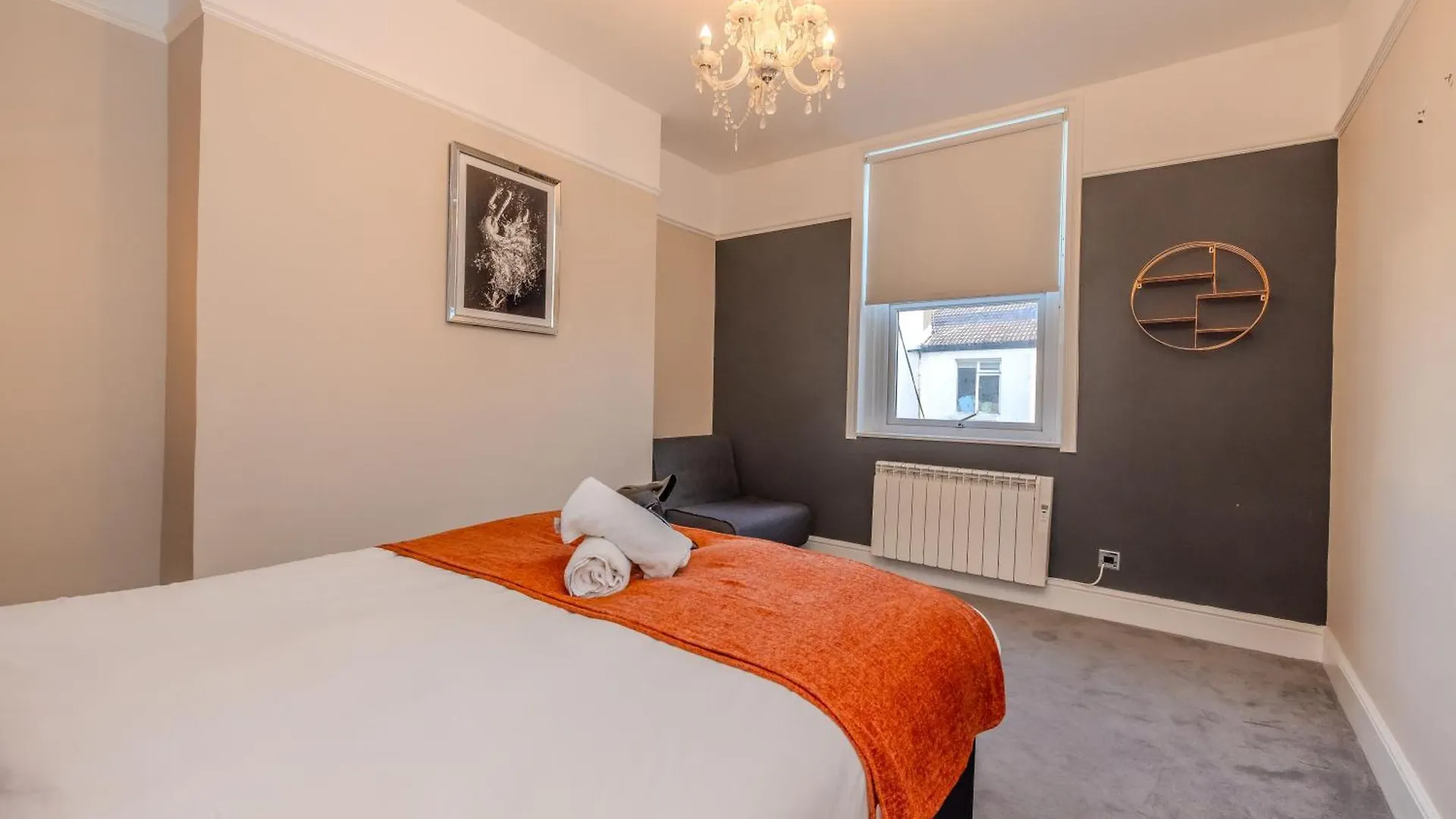 Apartment 2 Bedroom Morden Flat Next To Brighton Beach & Shopping Center