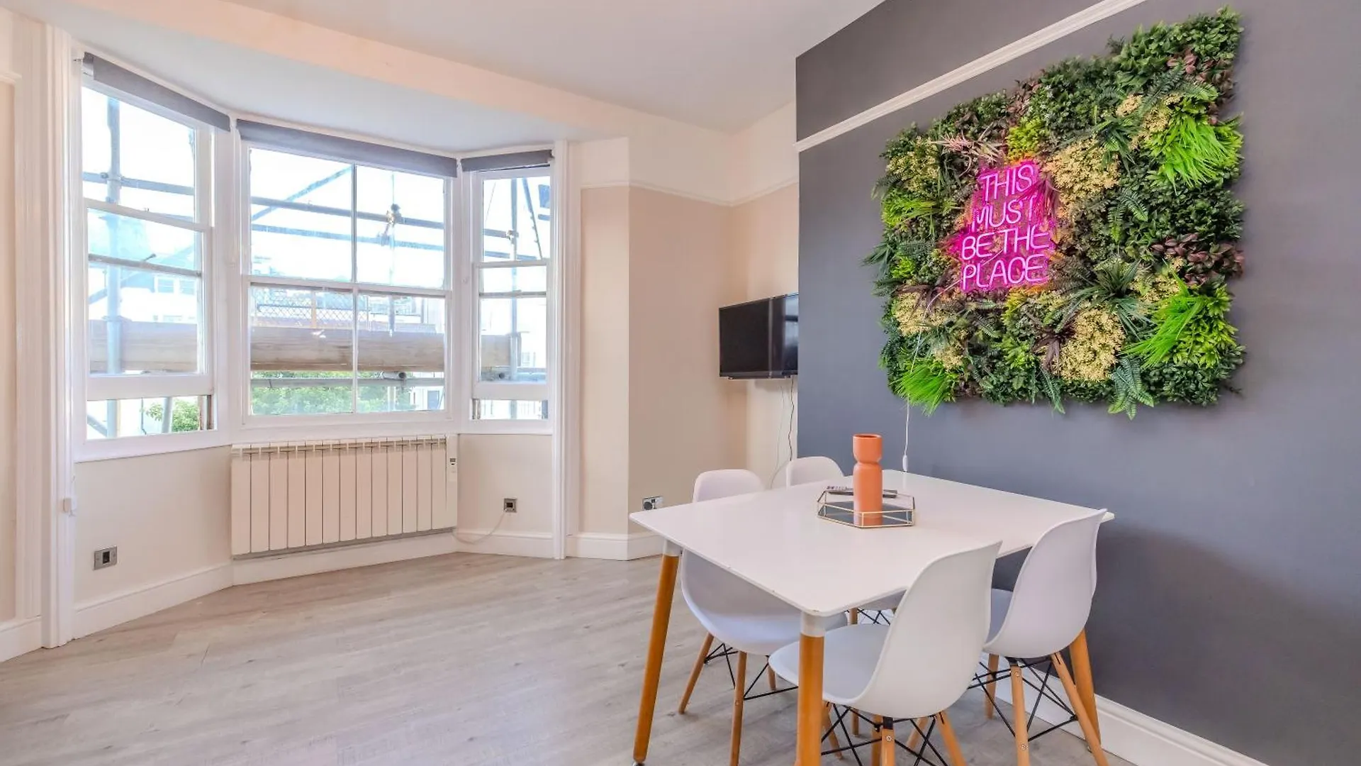 Apartment 2 Bedroom Morden Flat Next To Brighton Beach & Shopping Center