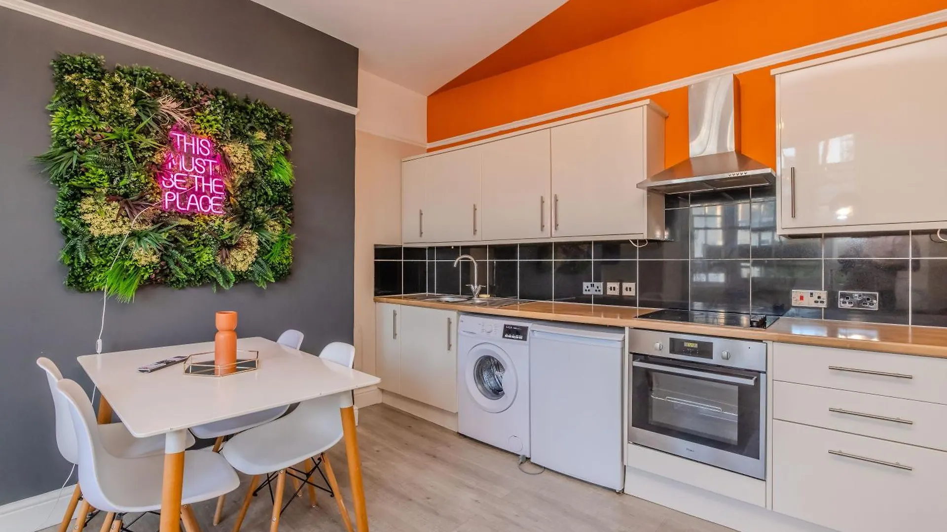 2 Bedroom Morden Flat Next To Brighton Beach & Shopping Center